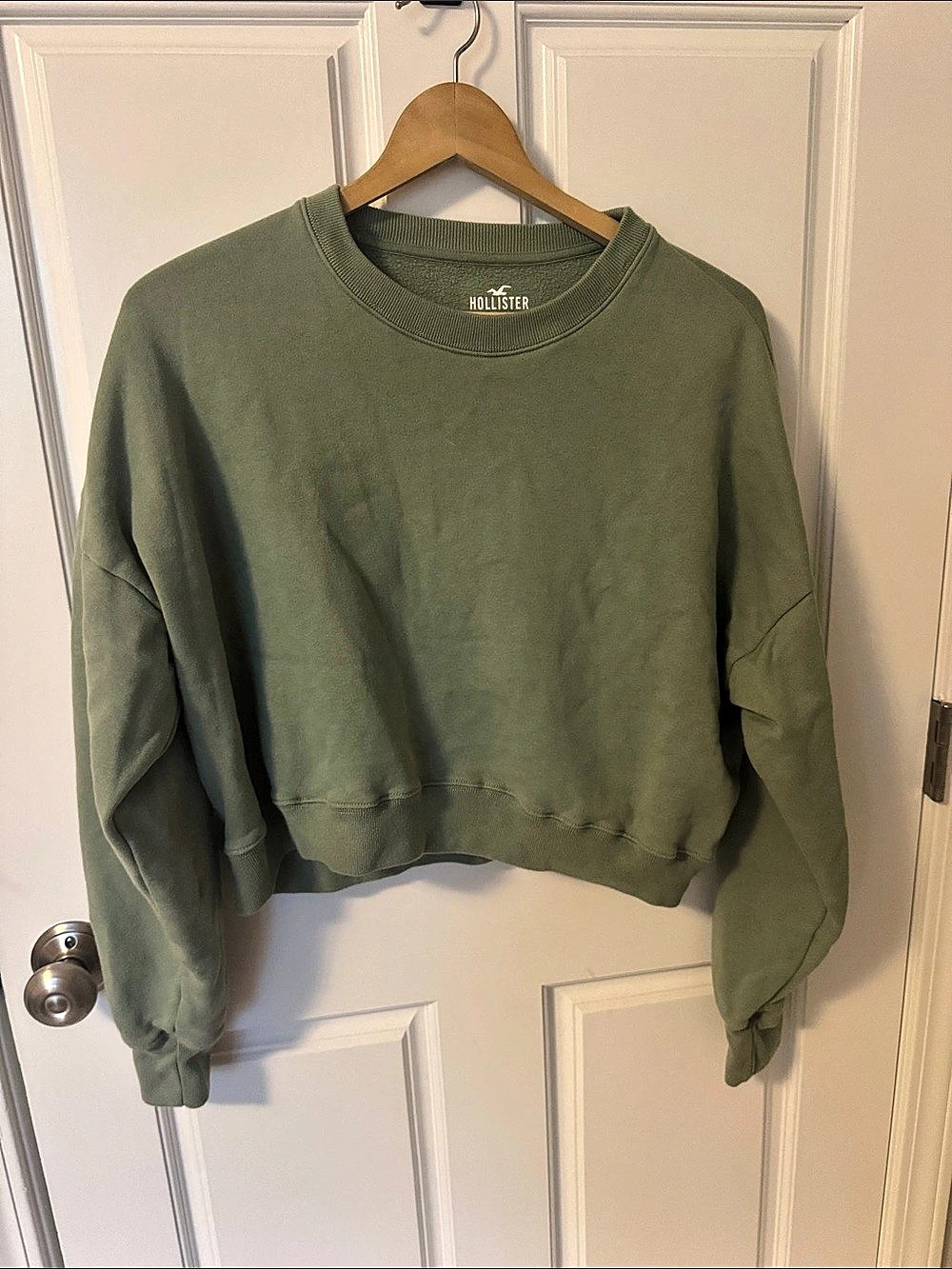 Hollister Cropped Sweatshirt in Green Size Medium